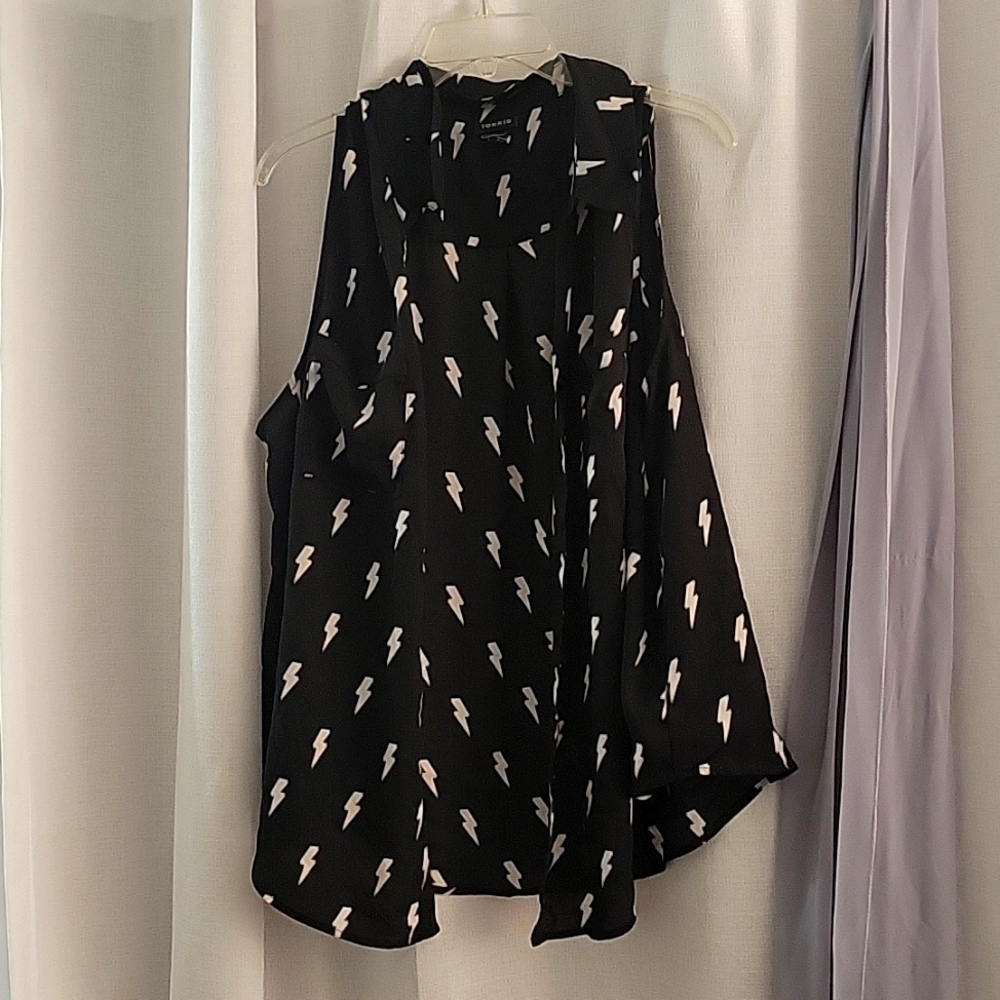 Torrid button down sleeveless lightning print shirt